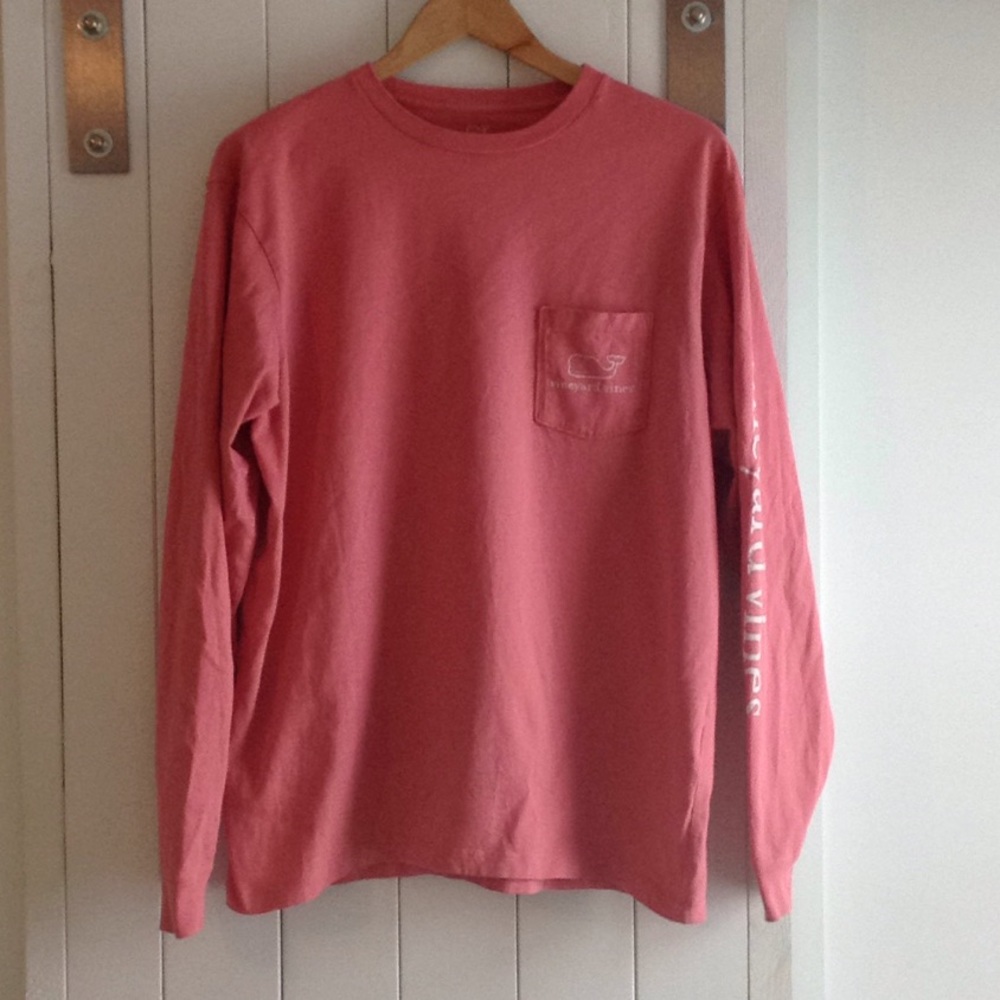 Vineyard vine tee
